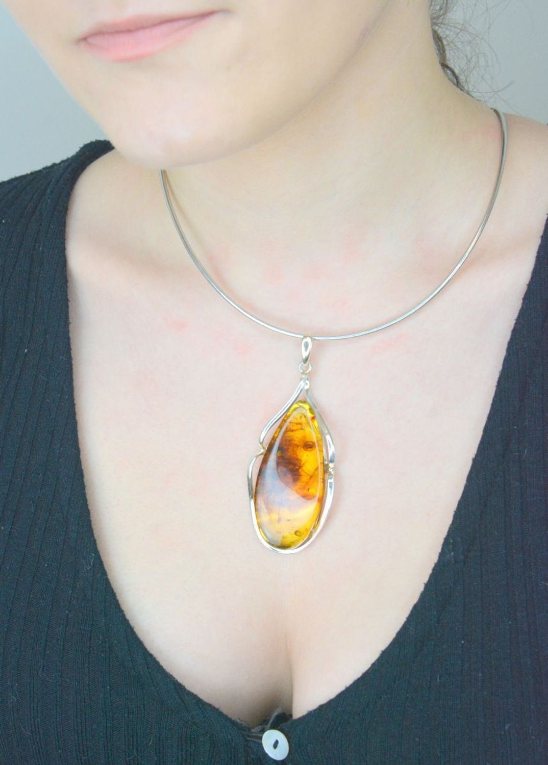 Zawieszka srebrna bursztyn owalny brązowy pr 925, DIA-ZAW-12857-925 Srebrna zawieszka bursztyn bałtycki w owalnym kształcie to propozycja od Sklepu Jubilerskiego Diament. Bursztyn osadzony1.jpg