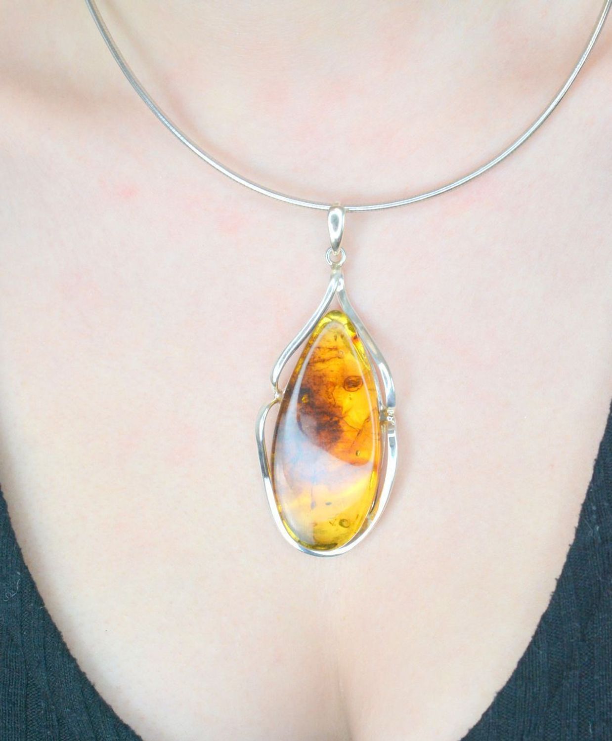 Zawieszka srebrna bursztyn owalny brązowy pr 925, DIA-ZAW-12857-925 Srebrna zawieszka bursztyn bałtycki w owalnym kształcie to propozycja od Sklepu Jubilerskiego Diament. Bursztyn osadzony1.jpg