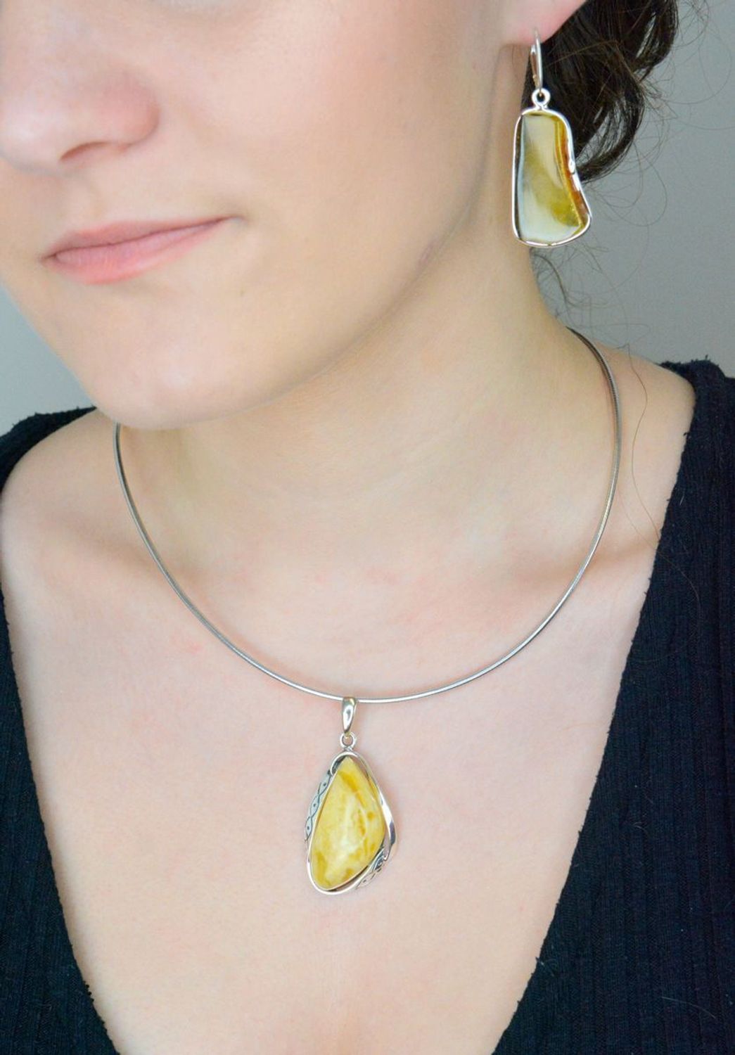 Zawieszka srebrna bursztyn żółty pr 925, DIA-ZAW-12858-925. Srebrna zawieszka bursztyn bałtycki w geometrycznym kształcie to propozycja od Sklepu Jubilerskiego Diament. 1.jpg