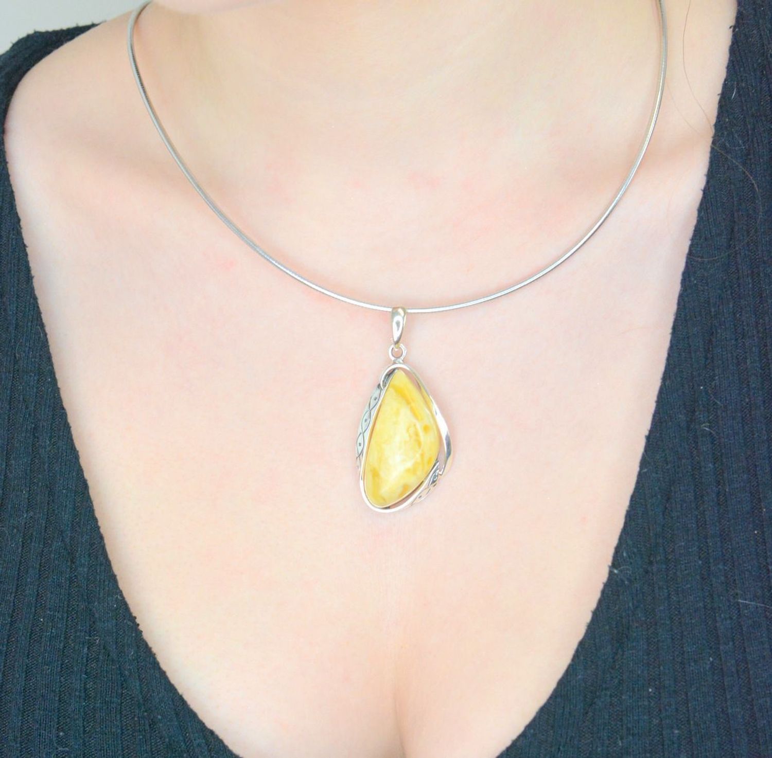 Zawieszka srebrna bursztyn żółty pr 925, DIA-ZAW-12858-925. Srebrna zawieszka bursztyn bałtycki w geometrycznym kształcie to propozycja od Sklepu Jubilerskiego Diament. 1.jpg