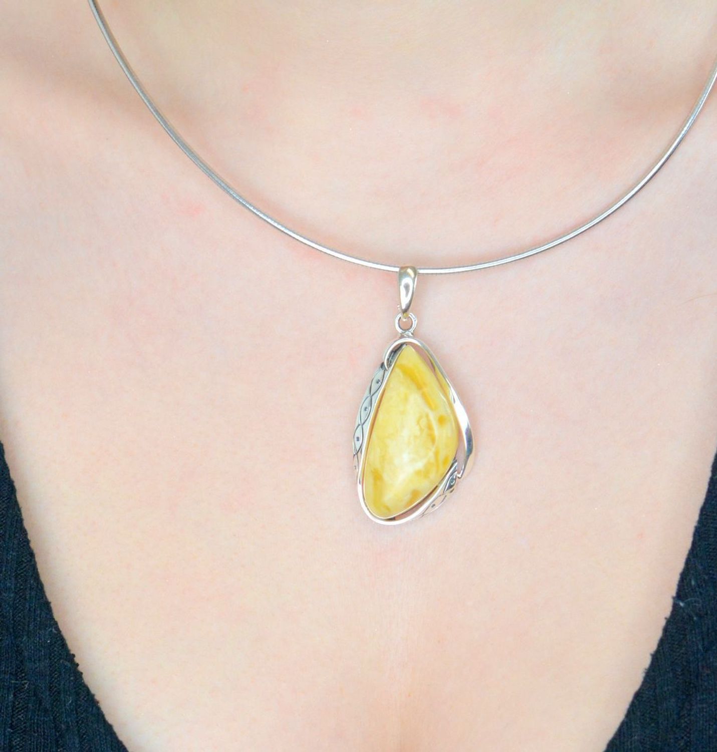 Zawieszka srebrna bursztyn żółty pr 925, DIA-ZAW-12858-925. Srebrna zawieszka bursztyn bałtycki w geometrycznym kształcie to propozycja od Sklepu Jubilerskiego Diament. 1.jpg