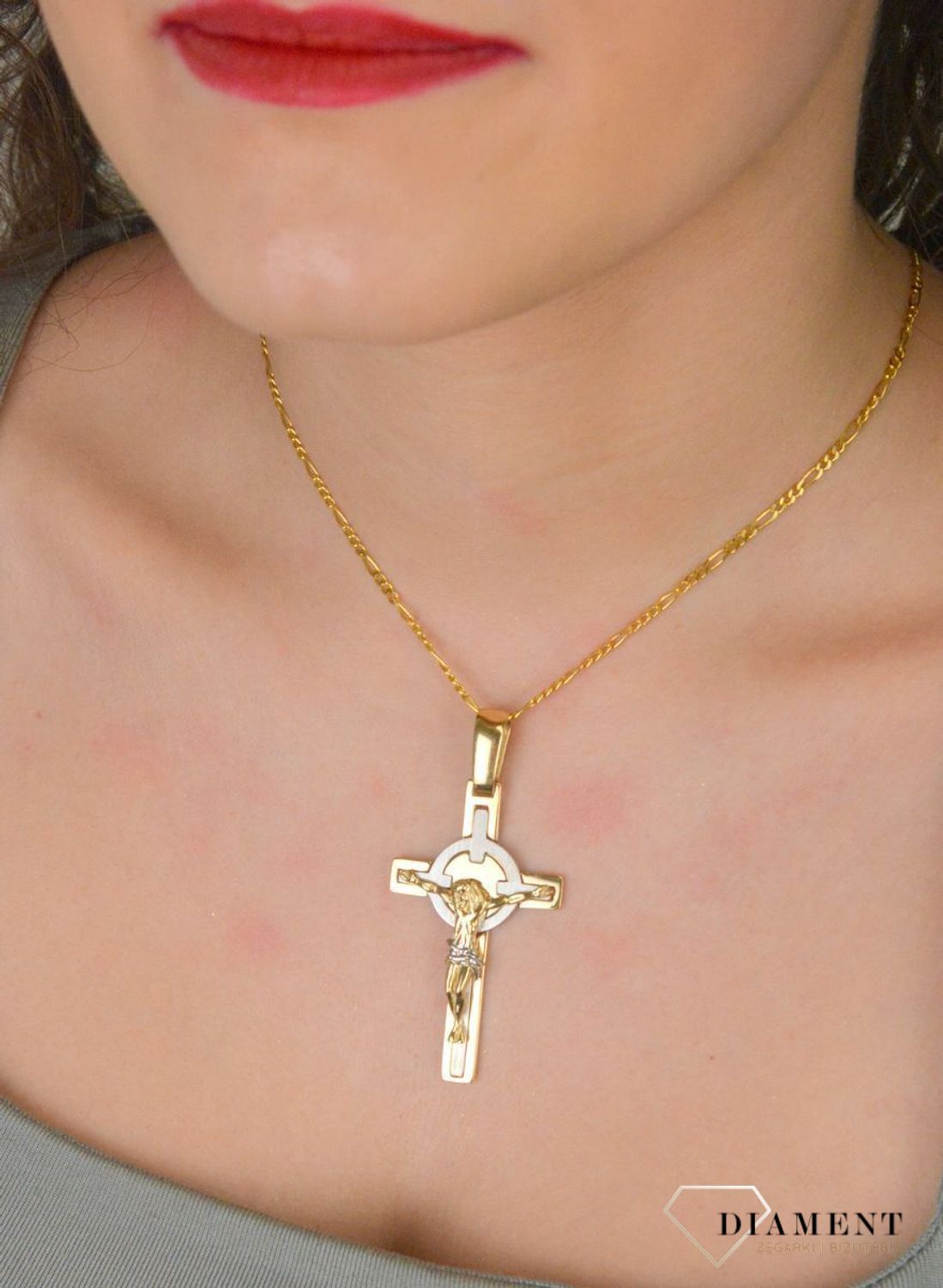 Zawieszka złota krzyż z wizerunkiem Jezusa pr 585, DIA-ZAW-12910-585 Złoty wisiorek krzyżyk, wykonany z żółtego i białego złota. Biżuteria sakralna. Wisiorek wykonany z największą 1.jpg