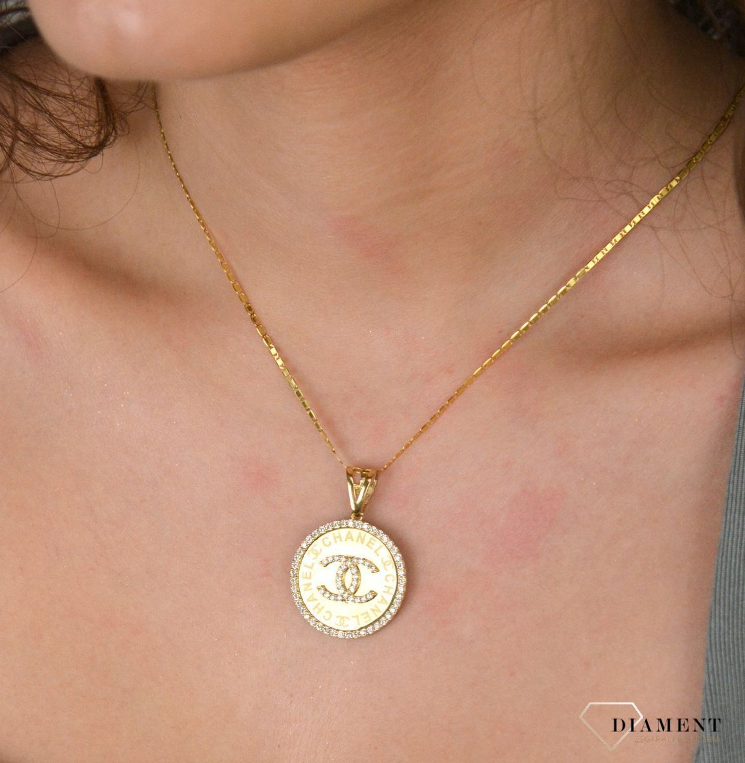 Zawieszka złota okrągła blaszka chanelka pr 585, DIA-ZAW-12911-585 Złota zawieszka 585 o wzorze chanel z cyrkoniami. Piękny, złoty wisiorek o ciekawym i modnym wzorze chanel wykonana 1.jpg