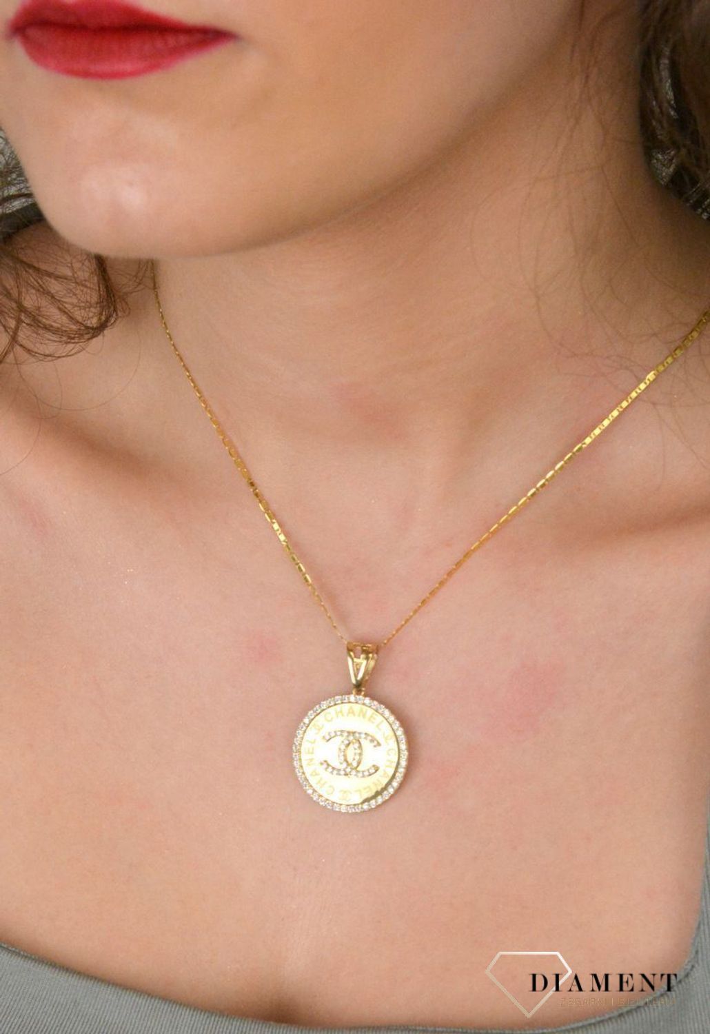 Zawieszka złota okrągła blaszka chanelka pr 585, DIA-ZAW-12911-585 Złota zawieszka 585 o wzorze chanel z cyrkoniami. Piękny, złoty wisiorek o ciekawym i modnym wzorze chanel wykonana 1.jpg