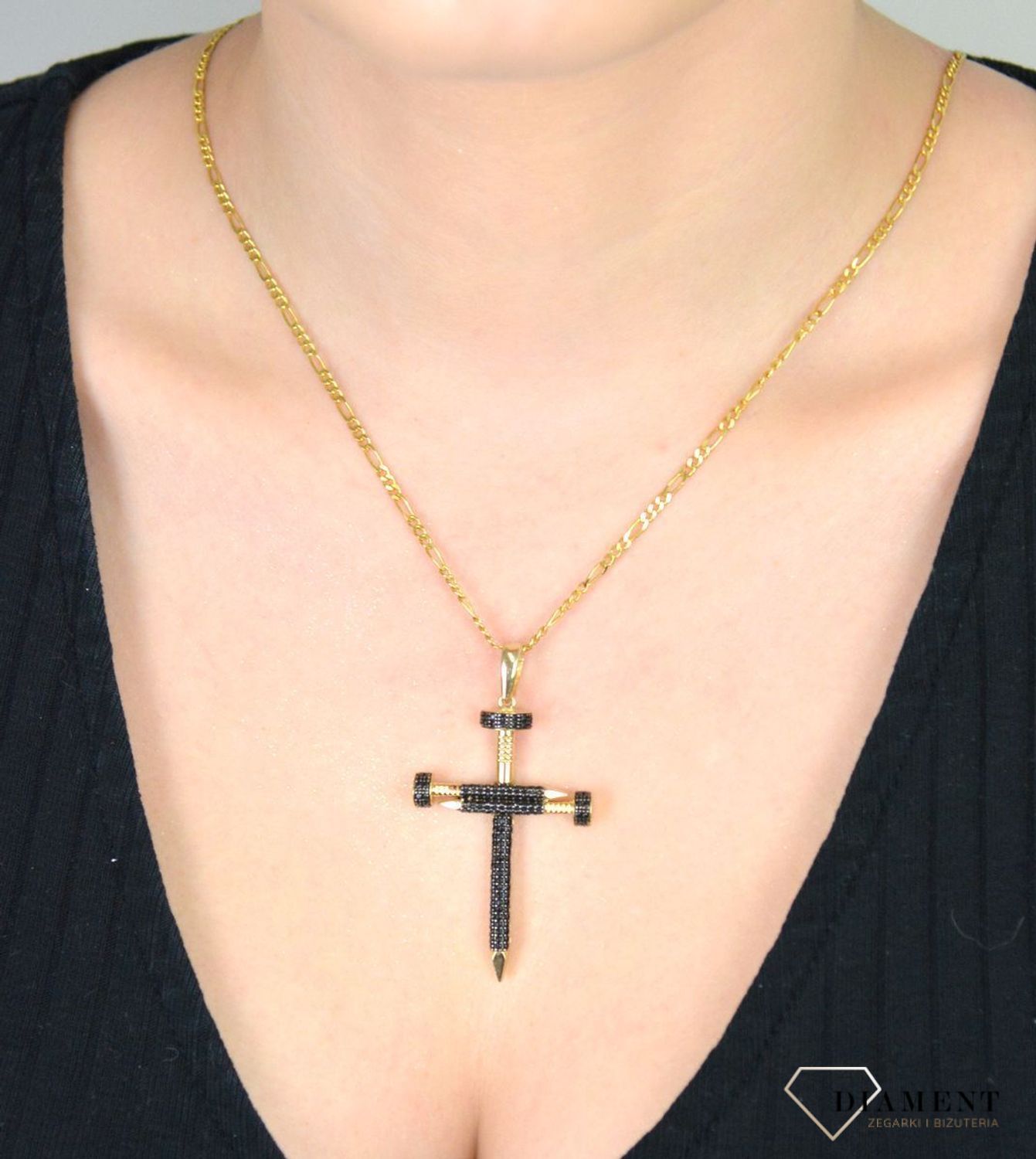 Zawieszka zloty krzyż z czarnymi cyrkoniami pr 585, DIA-ZAW-12913-585  Złoty wisiorek krzyżyk, wykonany z żółtego złota, ozdobiony czarnymi cyrkoniami. Biżuteria sakralna. 1.jpg