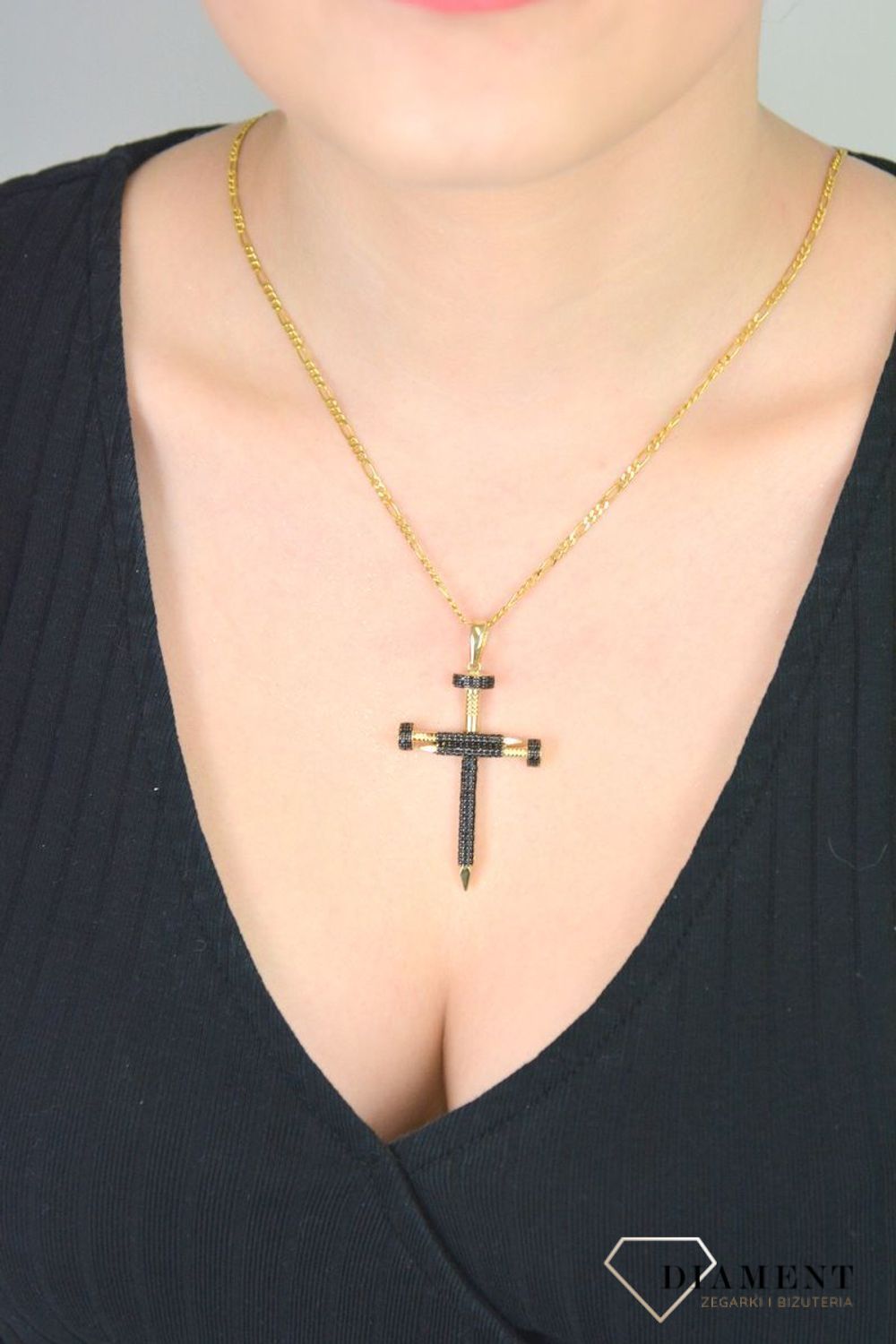 Zawieszka zloty krzyż z czarnymi cyrkoniami pr 585, DIA-ZAW-12913-585  Złoty wisiorek krzyżyk, wykonany z żółtego złota, ozdobiony czarnymi cyrkoniami. Biżuteria sakralna. 1.jpg