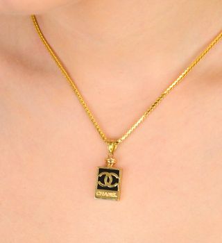 Zawieszka złota próby 585 w kształcie perfum CHANELKA z emalią czarną DIA-ZAW-12914-585 Złota zawieszka w kształcie perfum Chanelka z czarną emalią to elegancka i subtelna ozdoba, która doda wyjątkowego charakteru każde (3).JPG