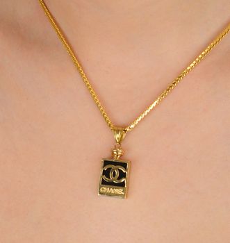 Zawieszka złota próby 585 w kształcie perfum CHANELKA z emalią czarną DIA-ZAW-12914-585 Złota zawieszka w kształcie perfum Chanelka z czarną emalią to elegancka i subtelna ozdoba, która doda wyjątkowego charakteru każde.JPG