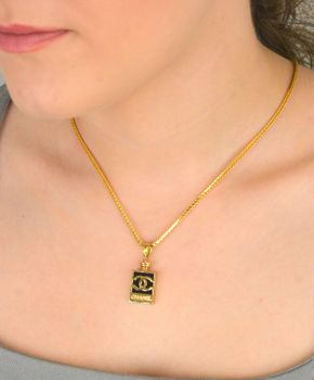 Zawieszka złota próby 585 w kształcie perfum CHANELKA z emalią czarną DIA-ZAW-12914-585 Złota zawieszka w kształcie perfum Chanelka z czarną emalią to elegancka i subtelna ozdoba, która doda wyjątkowego charakteru każdej  (1).JPG