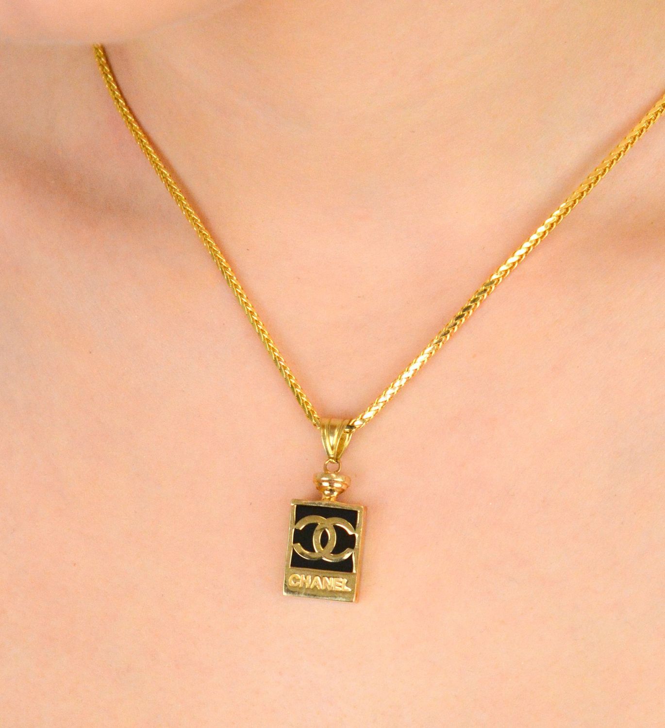 Zawieszka złota próby 585 w kształcie perfum CHANELKA z emalią czarną DIA-ZAW-12914-585 Złota zawieszka w kształcie perfum Chanelka z czarną emalią to elegancka i 2.jpg