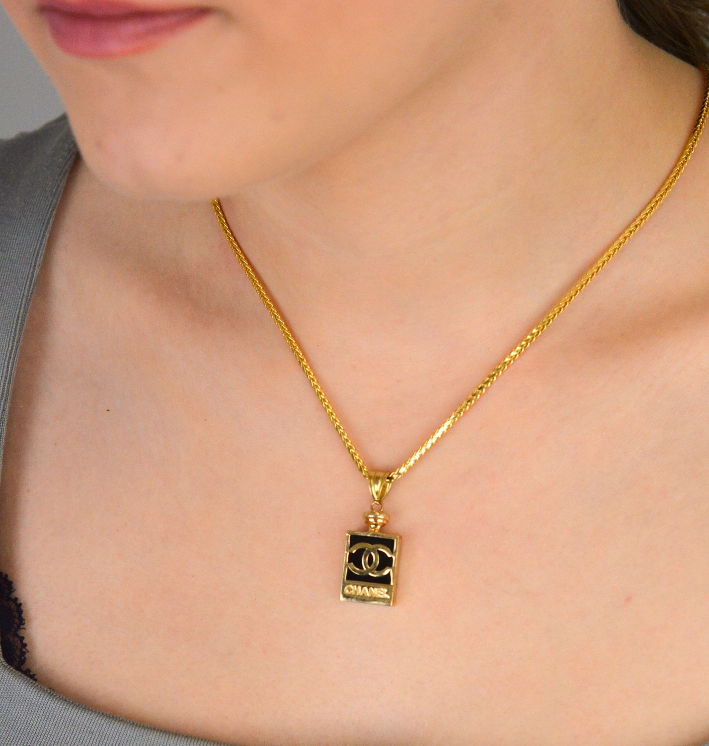 Zawieszka złota próby 585 w kształcie perfum CHANELKA z emalią czarną DIA-ZAW-12914-585 Złota zawieszka w kształcie perfum Chanelka z czarną emalią to elegancka i 2.jpg