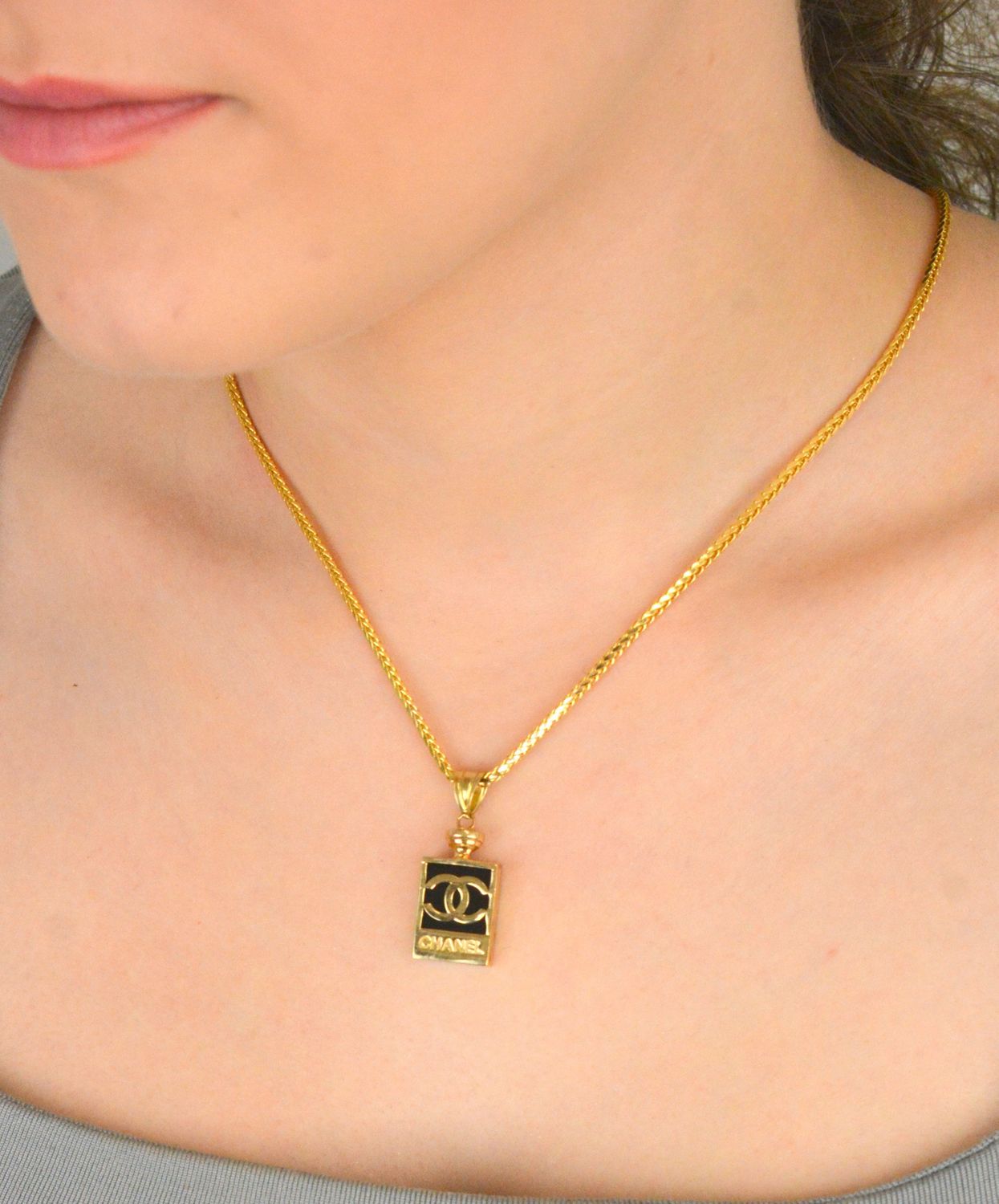 Zawieszka złota próby 585 w kształcie perfum CHANELKA z emalią czarną DIA-ZAW-12914-585 Złota zawieszka w kształcie perfum Chanelka z czarną emalią to elegancka i 2.jpg