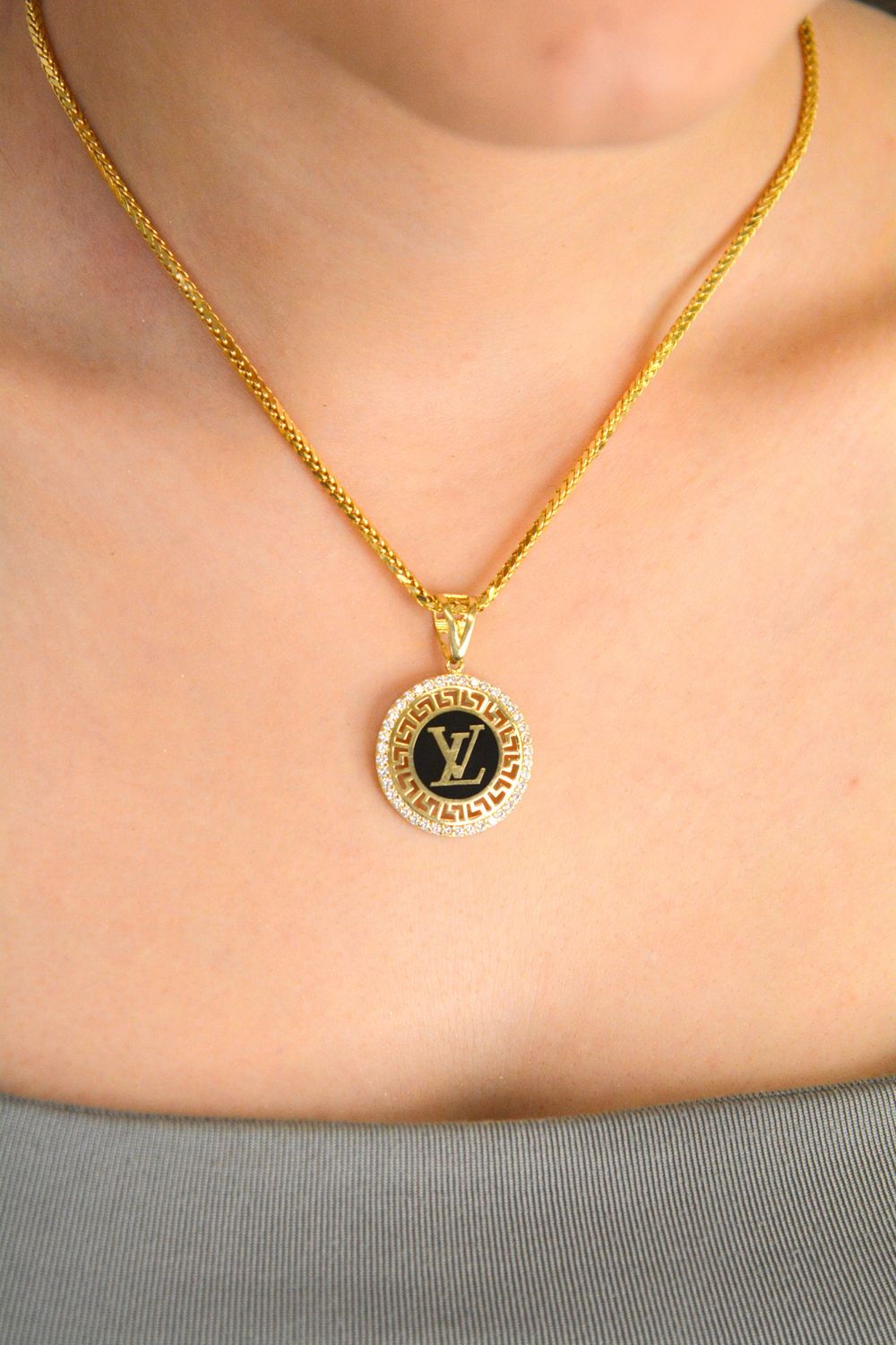 Zawieszka złota próba 585 okrągła LV z emalią i cyrkoniami DIA-ZAW-12915-585 Wykonana z wysokiej jakości złota próby 585, przyciąga uwagę nie tylko szlachetnym materiałem, ale również 1.jpg