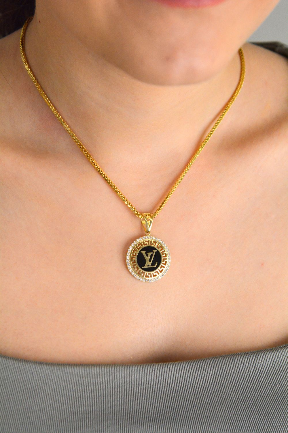 Zawieszka złota próba 585 okrągła LV z emalią i cyrkoniami DIA-ZAW-12915-585 Wykonana z wysokiej jakości złota próby 585, przyciąga uwagę nie tylko szlachetnym materiałem, ale również 1.jpg