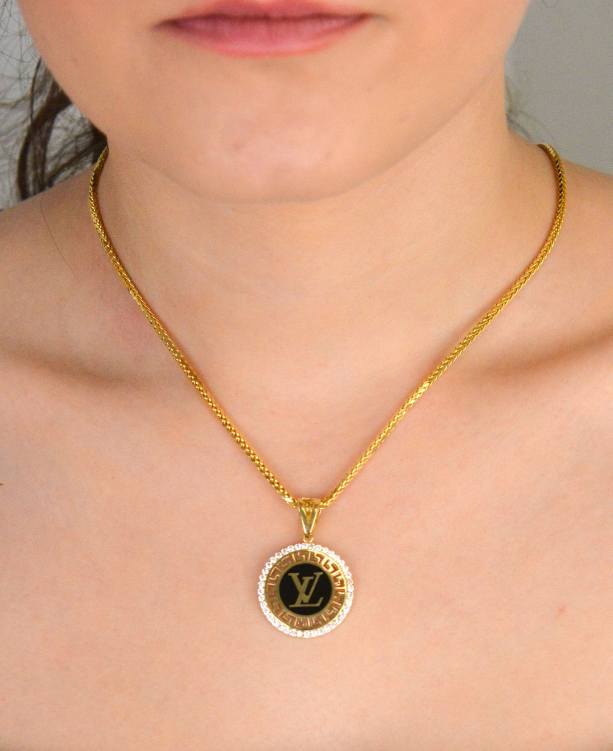 Zawieszka złota próba 585 okrągła LV z emalią i cyrkoniami DIA-ZAW-12915-585 Wykonana z wysokiej jakości złota próby 585, przyciąga uwagę nie tylko szlachetnym materiałem, ale również 1.jpg