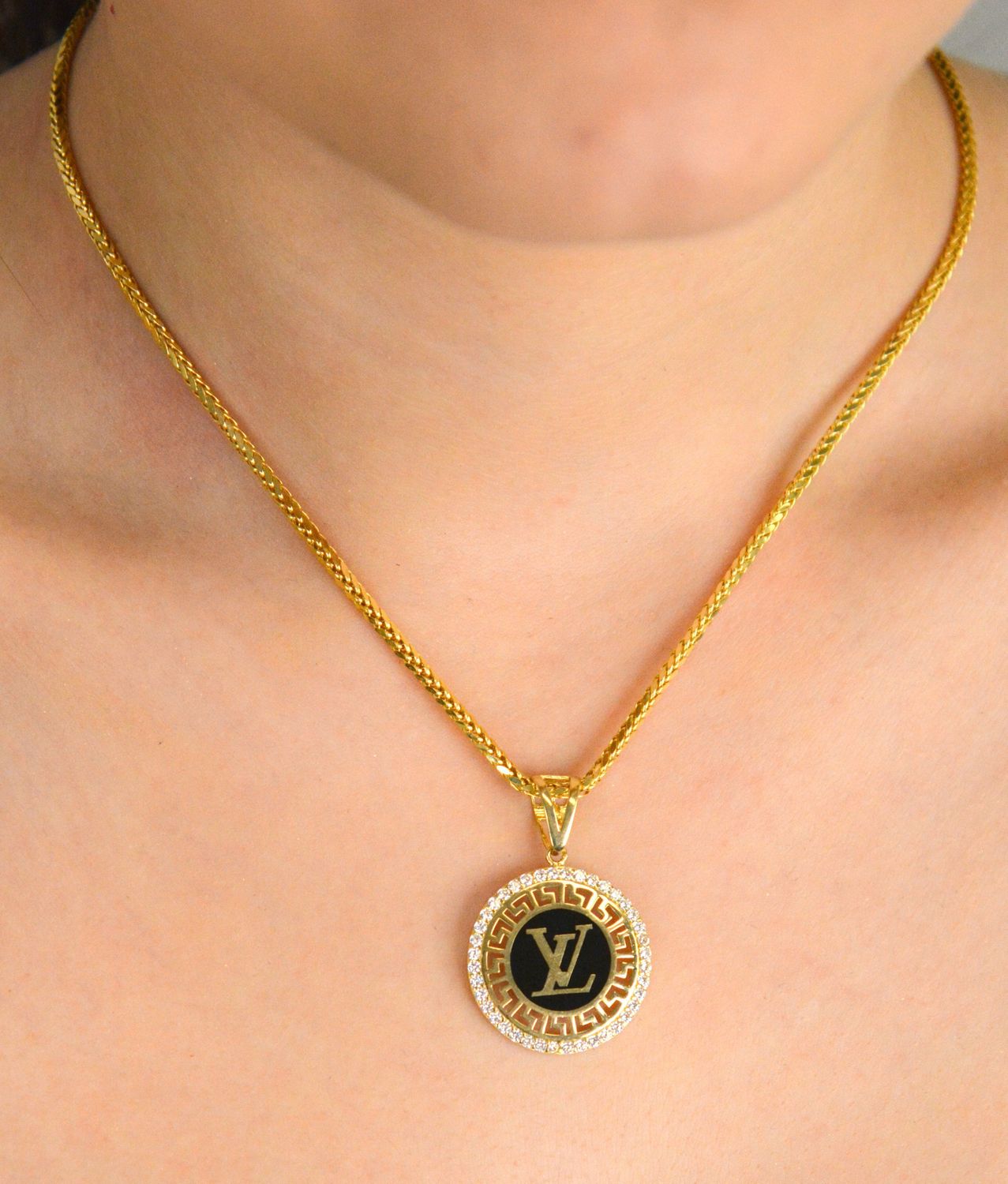 Zawieszka złota próba 585 okrągła LV z emalią i cyrkoniami DIA-ZAW-12915-585 Wykonana z wysokiej jakości złota próby 585, przyciąga uwagę nie tylko szlachetnym materiałem, ale również 1.jpg