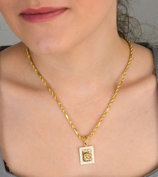 Zawieszka złota prostokątna próba 585 Versacce zdobiona cyrkoniami DIA-ZAW-12916-585 to luksusowy dodatek dla osób ceniących elegancję i odważny styl. Wykonana z wysokiej jakości złota próby 585, zachwyca swoją jakością (4).JPG