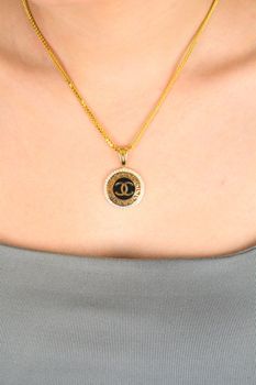 Zawieszka złota okrągła chanelka z czarną emalią i cyrkonią próba 585, DIA-ZAW-12917-585 Złota zawieszka Chanelka o okrągłym kształcie to subtelny, ale elegancki dodatek, który wprowadza do biżuterii element nowoczesnej.JPG