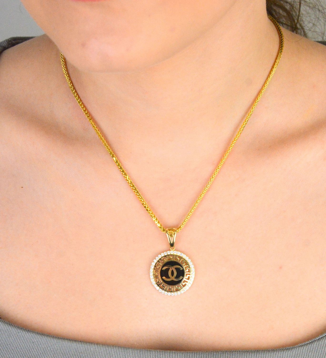 Zawieszka złota okrągła chanelka z czarną emalią i cyrkonią próba 585, DIA-ZAW-12917-585 Złota zawieszka Chanelka o okrągłym kształcie to subtelny, ale elegancki 1.jpg