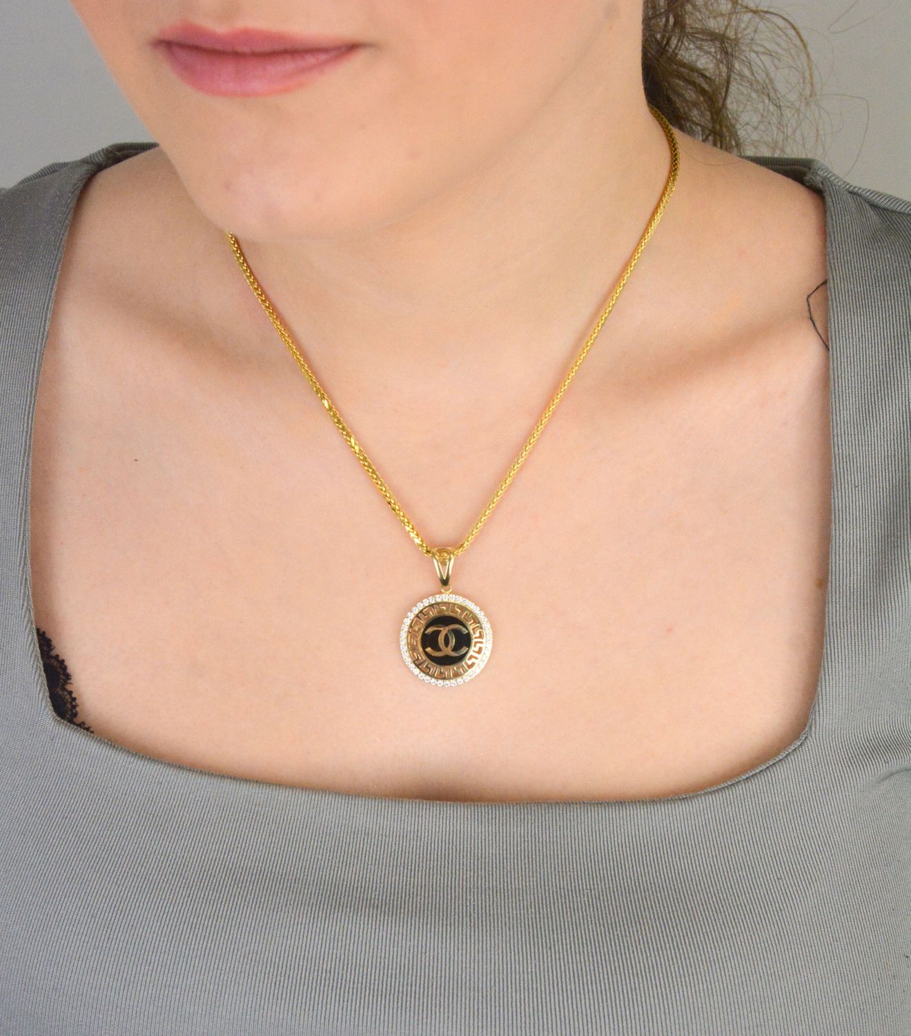 Zawieszka złota okrągła chanelka z czarną emalią i cyrkonią próba 585, DIA-ZAW-12917-585 Złota zawieszka Chanelka o okrągłym kształcie to subtelny, ale elegancki 1.jpg