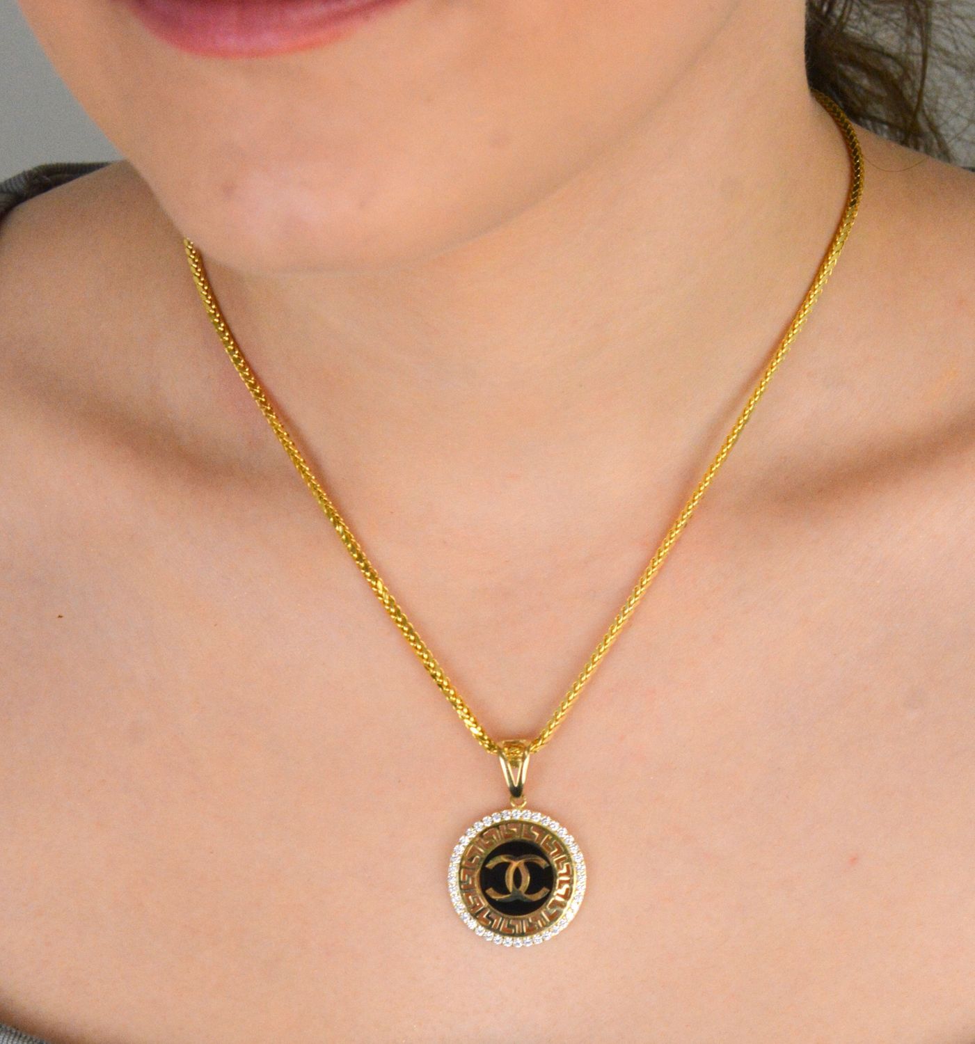 Zawieszka złota okrągła chanelka z czarną emalią i cyrkonią próba 585, DIA-ZAW-12917-585 Złota zawieszka Chanelka o okrągłym kształcie to subtelny, ale elegancki 1.jpg