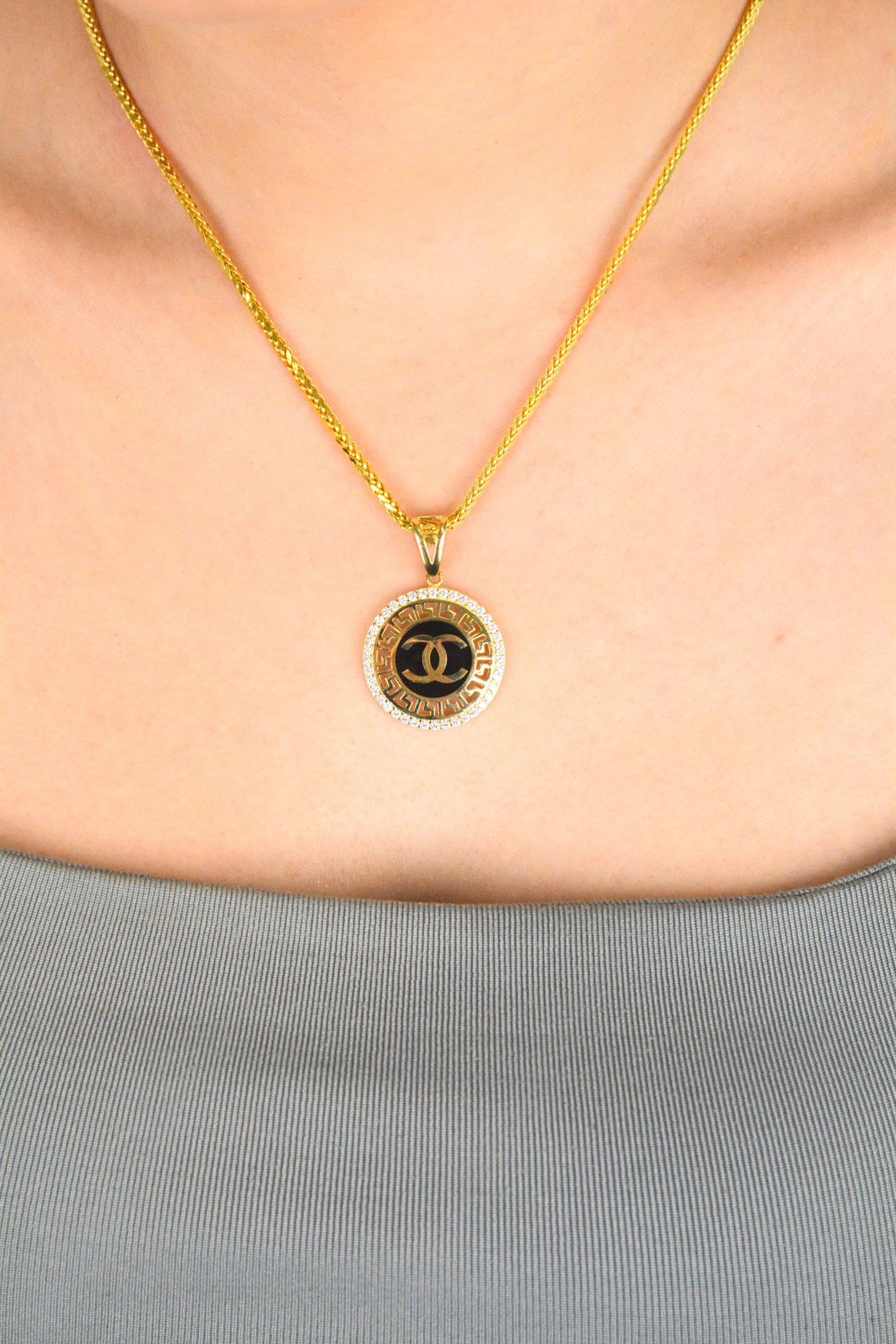 Zawieszka złota okrągła chanelka z czarną emalią i cyrkonią próba 585, DIA-ZAW-12917-585 Złota zawieszka Chanelka o okrągłym kształcie to subtelny, ale elegancki 1.jpg