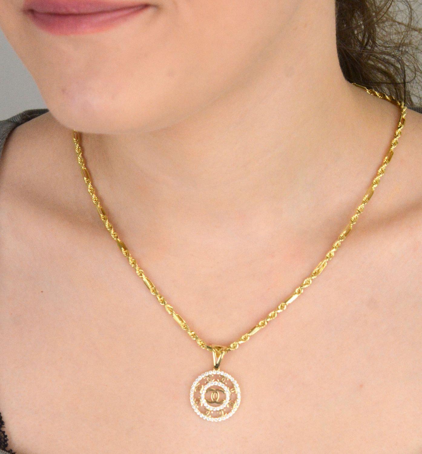 Zawieszka złota próby 585 chanelka okrągła z cyrkoniami DIA-ZAW-12918-585 Złota zawieszka Chanelka w formie eleganckiego koła to ponadczasowy dodatek, który zachwyca swoim blaskiem i subtelną 1.jpg