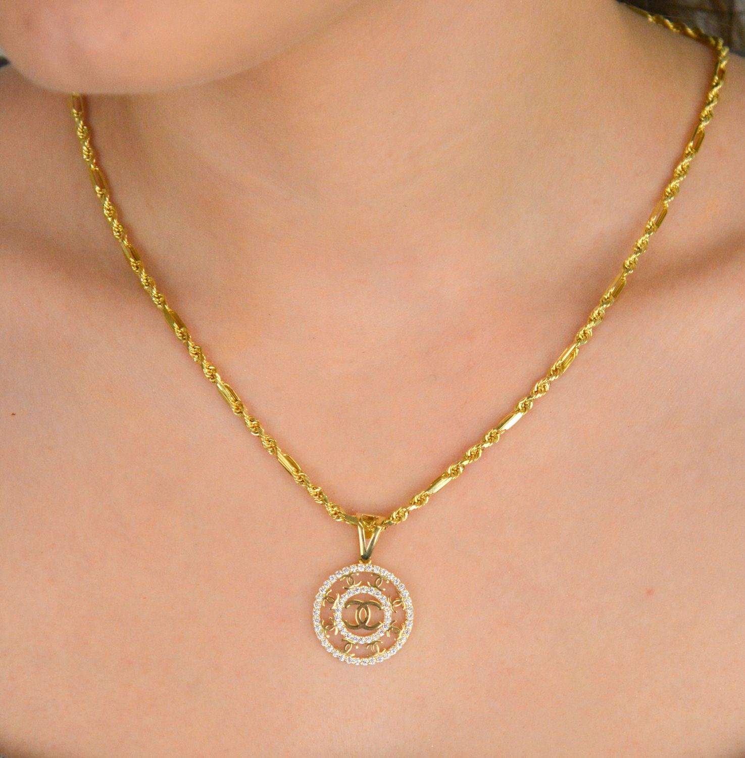 Zawieszka złota próby 585 chanelka okrągła z cyrkoniami DIA-ZAW-12918-585 Złota zawieszka Chanelka w formie eleganckiego koła to ponadczasowy dodatek, który zachwyca swoim blaskiem i subtelną 1.jpg