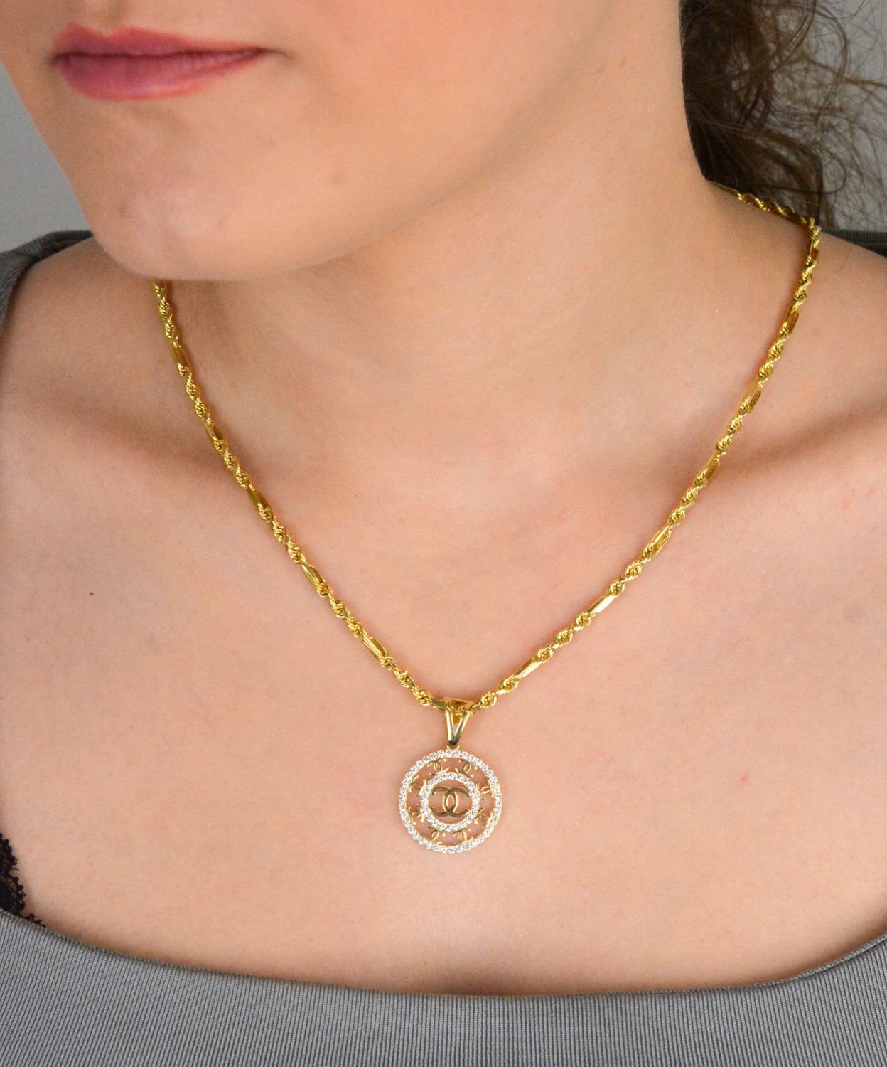 Zawieszka złota próby 585 chanelka okrągła z cyrkoniami DIA-ZAW-12918-585 Złota zawieszka Chanelka w formie eleganckiego koła to ponadczasowy dodatek, który zachwyca swoim blaskiem i subtelną 1.jpg