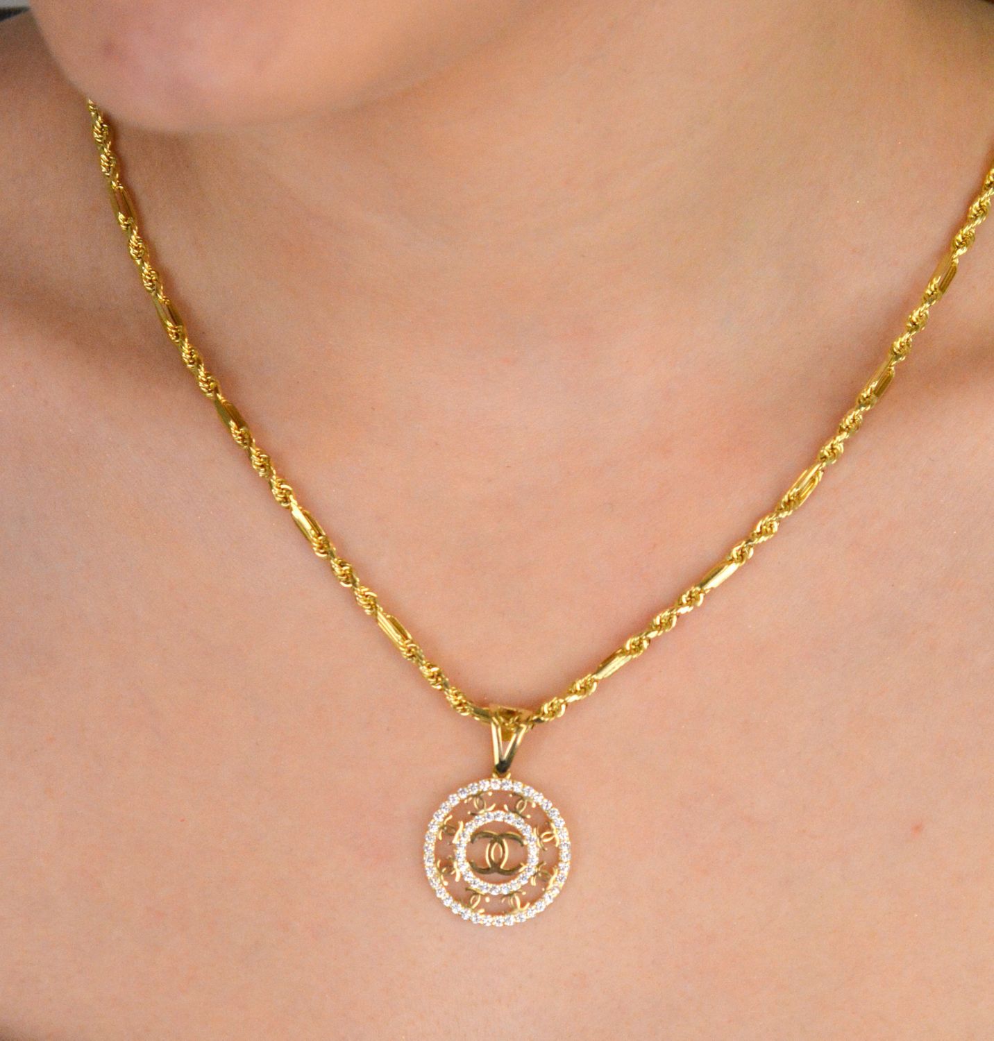 Zawieszka złota próby 585 chanelka okrągła z cyrkoniami DIA-ZAW-12918-585 Złota zawieszka Chanelka w formie eleganckiego koła to ponadczasowy dodatek, który zachwyca swoim blaskiem i subtelną 1.jpg