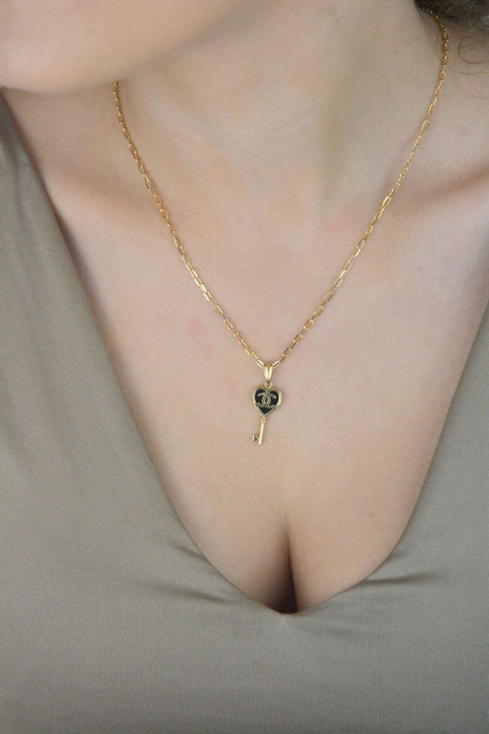 Zawieszka złota kluczyk z serduszkiem Chanelka próba 585, DIA-ZAW-12920-585 to elegancki i subtelny dodatek, który z pewnością przyciągnie uwagę. Wykonana z wysokiej jakości złota próby 585, 1.jpg