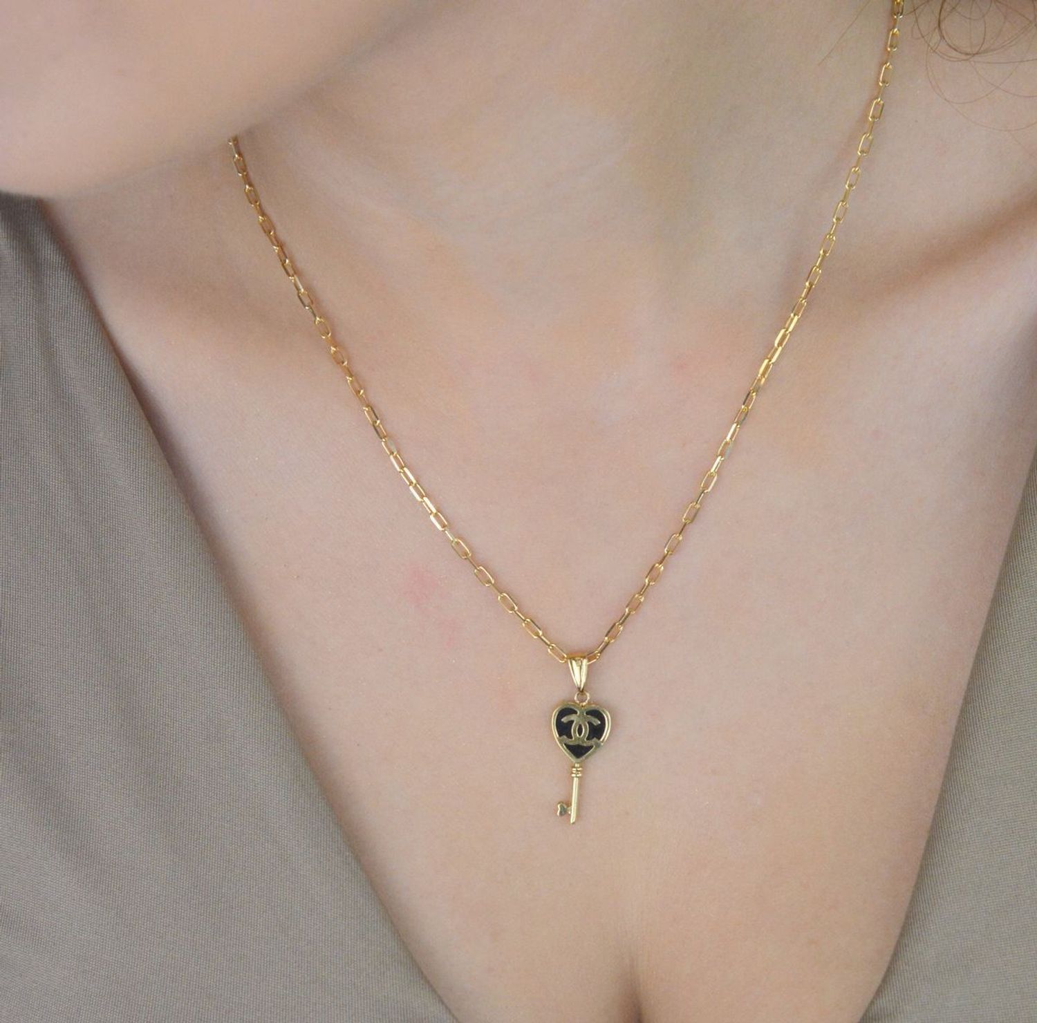 Zawieszka złota kluczyk z serduszkiem Chanelka próba 585, DIA-ZAW-12920-585 to elegancki i subtelny dodatek, który z pewnością przyciągnie uwagę. Wykonana z wysokiej jakości złota próby 585, 1.jpg