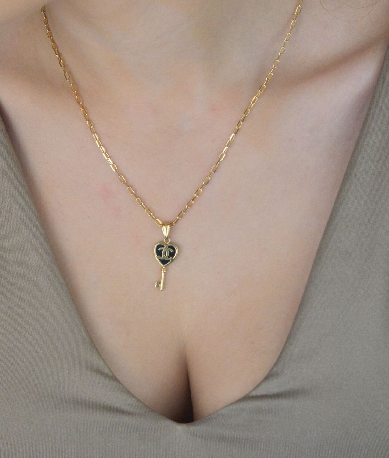 Zawieszka złota kluczyk z serduszkiem Chanelka próba 585, DIA-ZAW-12920-585 to elegancki i subtelny dodatek, który z pewnością przyciągnie uwagę. Wykonana z wysokiej jakości złota próby 585, 1.jpg