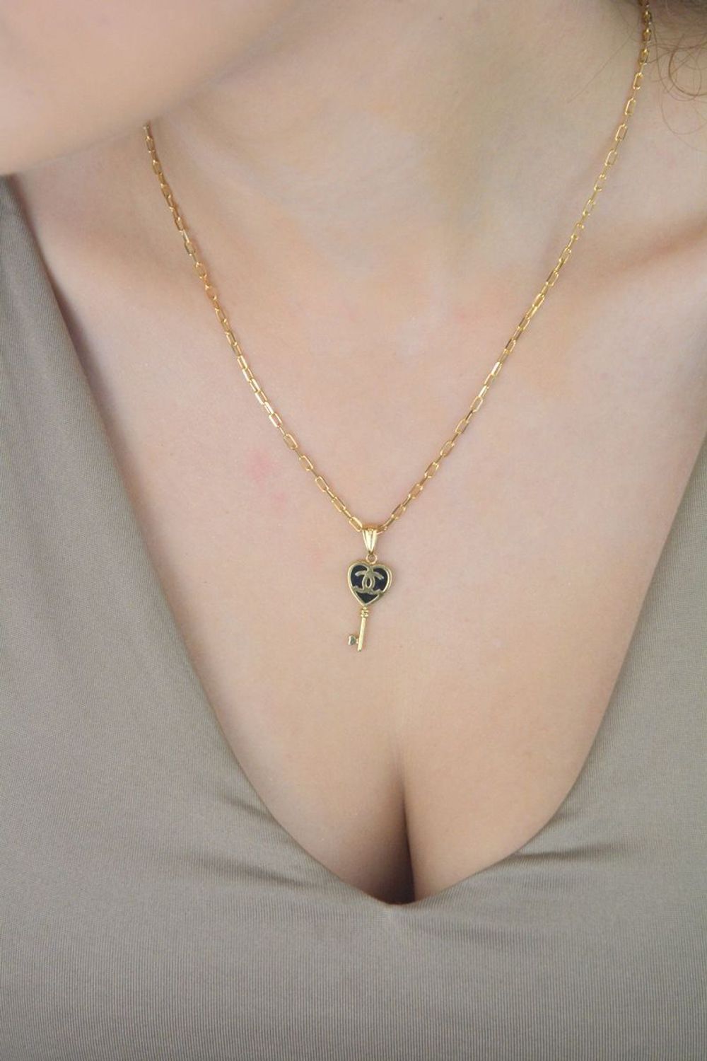 Zawieszka złota kluczyk z serduszkiem Chanelka próba 585, DIA-ZAW-12920-585 to elegancki i subtelny dodatek, który z pewnością przyciągnie uwagę. Wykonana z wysokiej jakości złota próby 585, 1.jpg