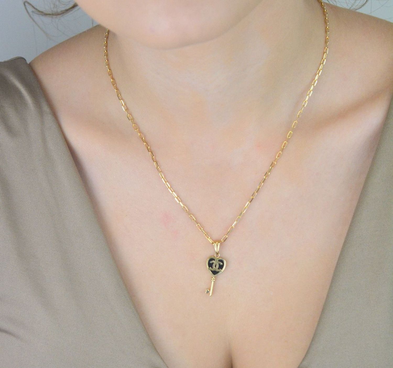 Zawieszka złota kluczyk z serduszkiem Chanelka próba 585, DIA-ZAW-12920-585 to elegancki i subtelny dodatek, który z pewnością przyciągnie uwagę. Wykonana z wysokiej jakości złota próby 585, 1.jpg