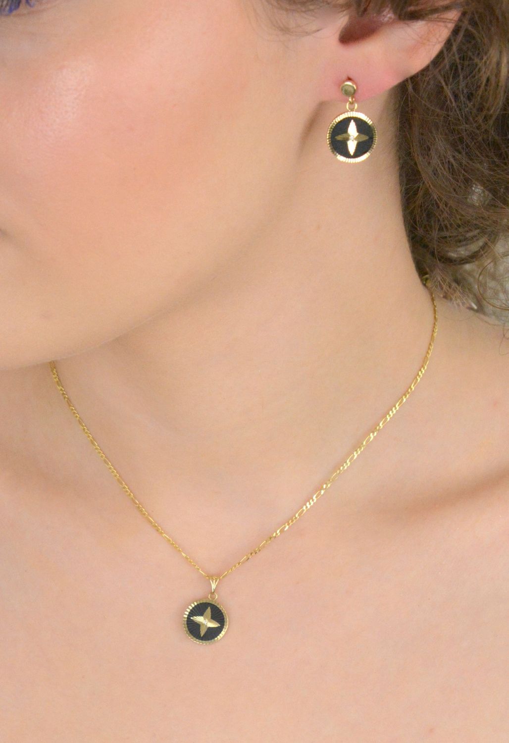 Zawieszka złota okrągła zdobiona czarną emalią próba 585, DIA-ZAW-12927-585  to subtelny, ale elegancki element biżuterii, który doskonale uzupełni każdą stylizację. 1.jpg