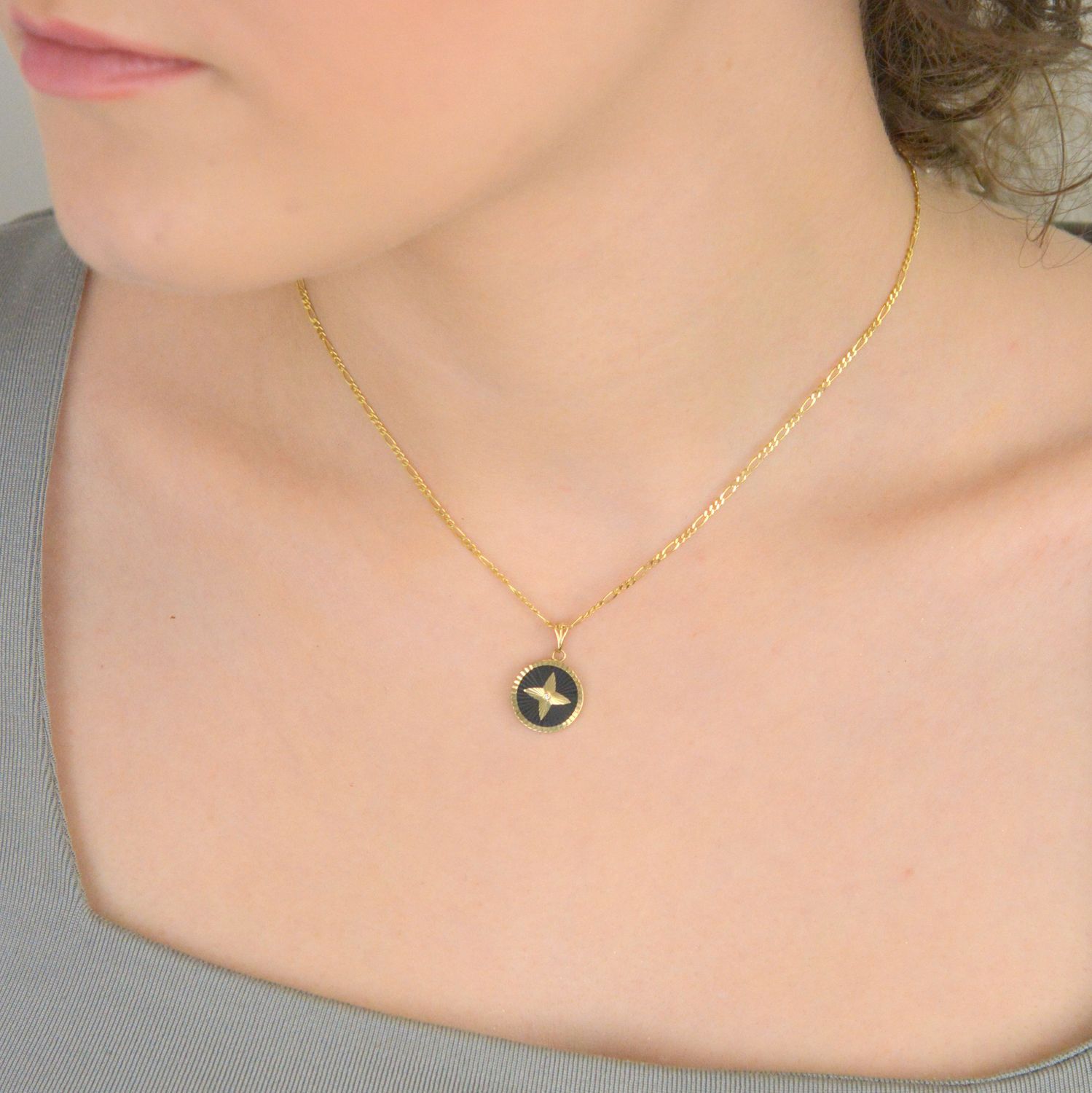 Zawieszka złota okrągła zdobiona czarną emalią próba 585, DIA-ZAW-12927-585  to subtelny, ale elegancki element biżuterii, który doskonale uzupełni każdą stylizację. 1.jpg