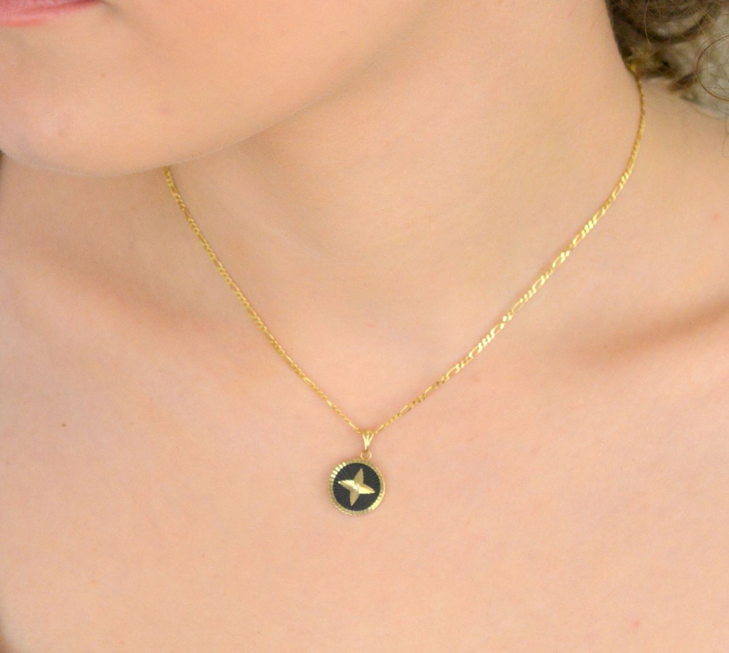 Zawieszka złota okrągła zdobiona czarną emalią próba 585, DIA-ZAW-12927-585  to subtelny, ale elegancki element biżuterii, który doskonale uzupełni każdą stylizację. 1.jpg