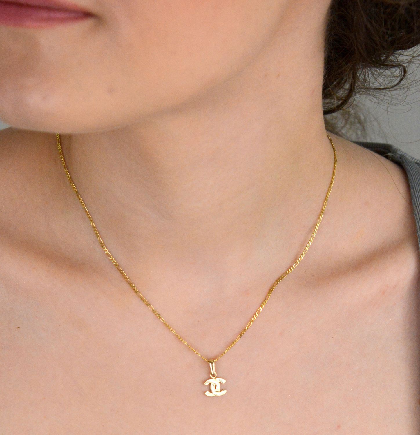 Zawieszka złota chanel pr 585, DIA-ZAW-12941-585 Złota zawieszka 585 o wzorze chanel. Piękny, złoty wisiorek o ciekawym i modnym wzorze chanel wykonana z żółtego 14-karatowego1.jpg