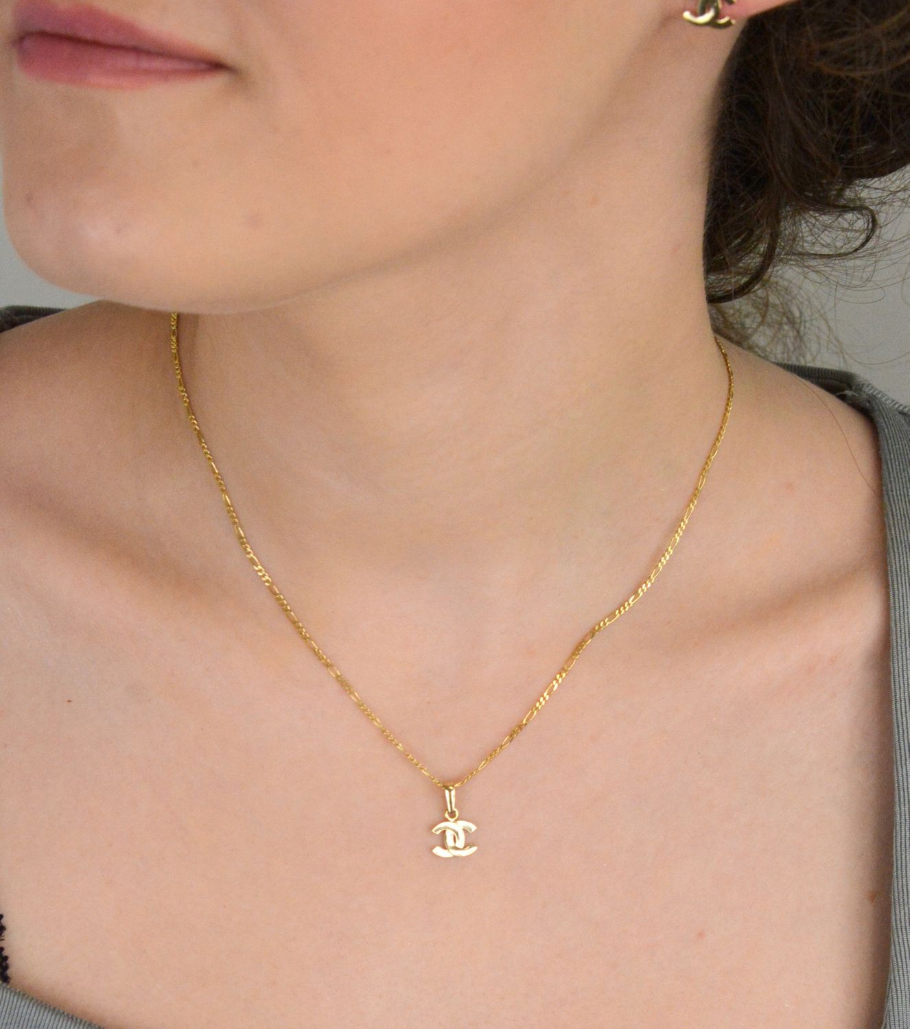 Zawieszka złota chanel pr 585, DIA-ZAW-12941-585 Złota zawieszka 585 o wzorze chanel. Piękny, złoty wisiorek o ciekawym i modnym wzorze chanel wykonana z żółtego 14-karatowego1.jpg