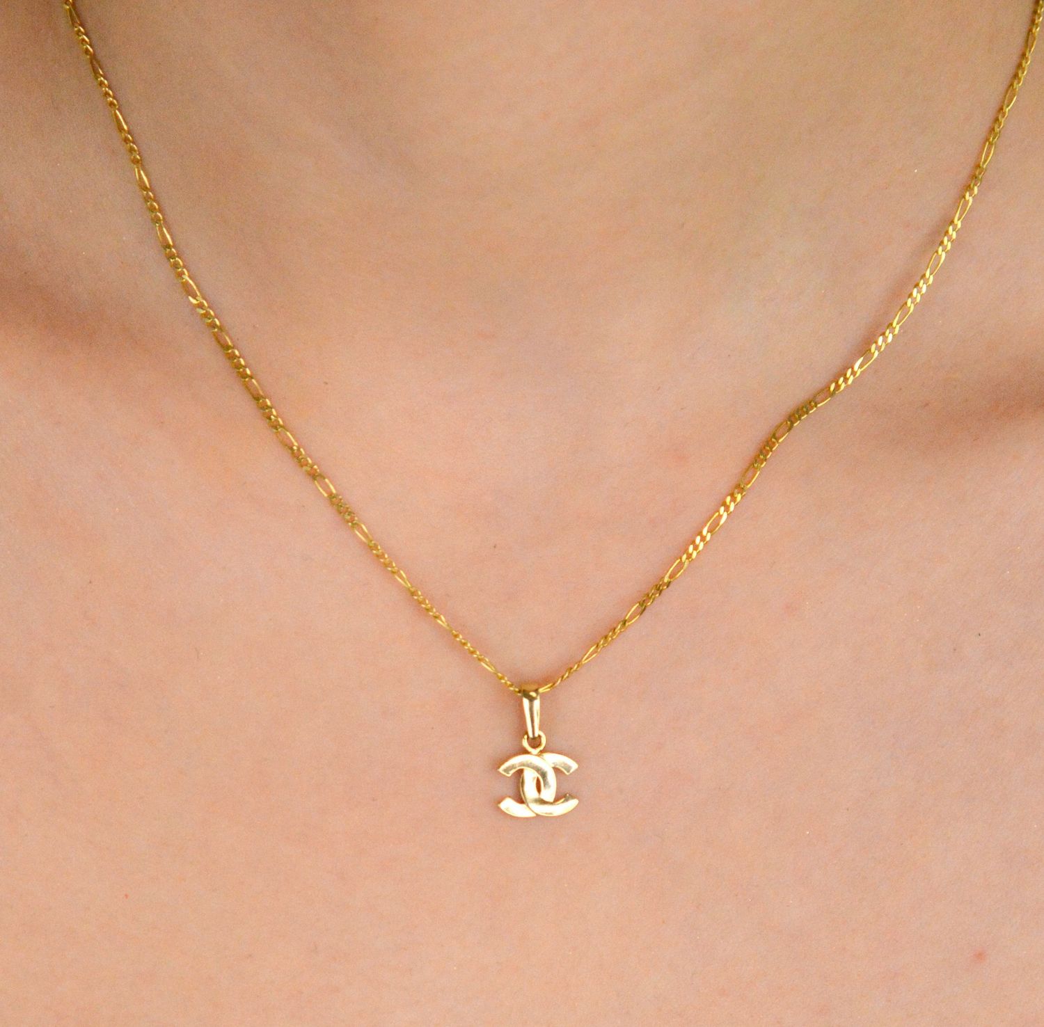 Zawieszka złota chanel pr 585, DIA-ZAW-12941-585 Złota zawieszka 585 o wzorze chanel. Piękny, złoty wisiorek o ciekawym i modnym wzorze chanel wykonana z żółtego 14-karatowego1.jpg