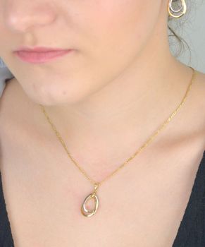Złota zawieszka damska w kształcie łezki, zdobiona białym złotem, próba 585, 1,63 g, długość 2,7 cm, szerokość 1,3 cm. Elegancka biżuteria dla kobiet (4).JPG
