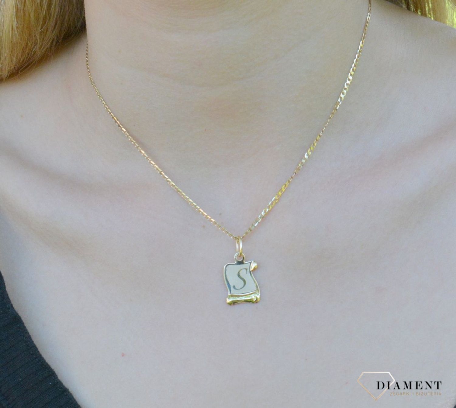 Złota zawieszka literka S na papirusie GR VI literka Sd.jpg