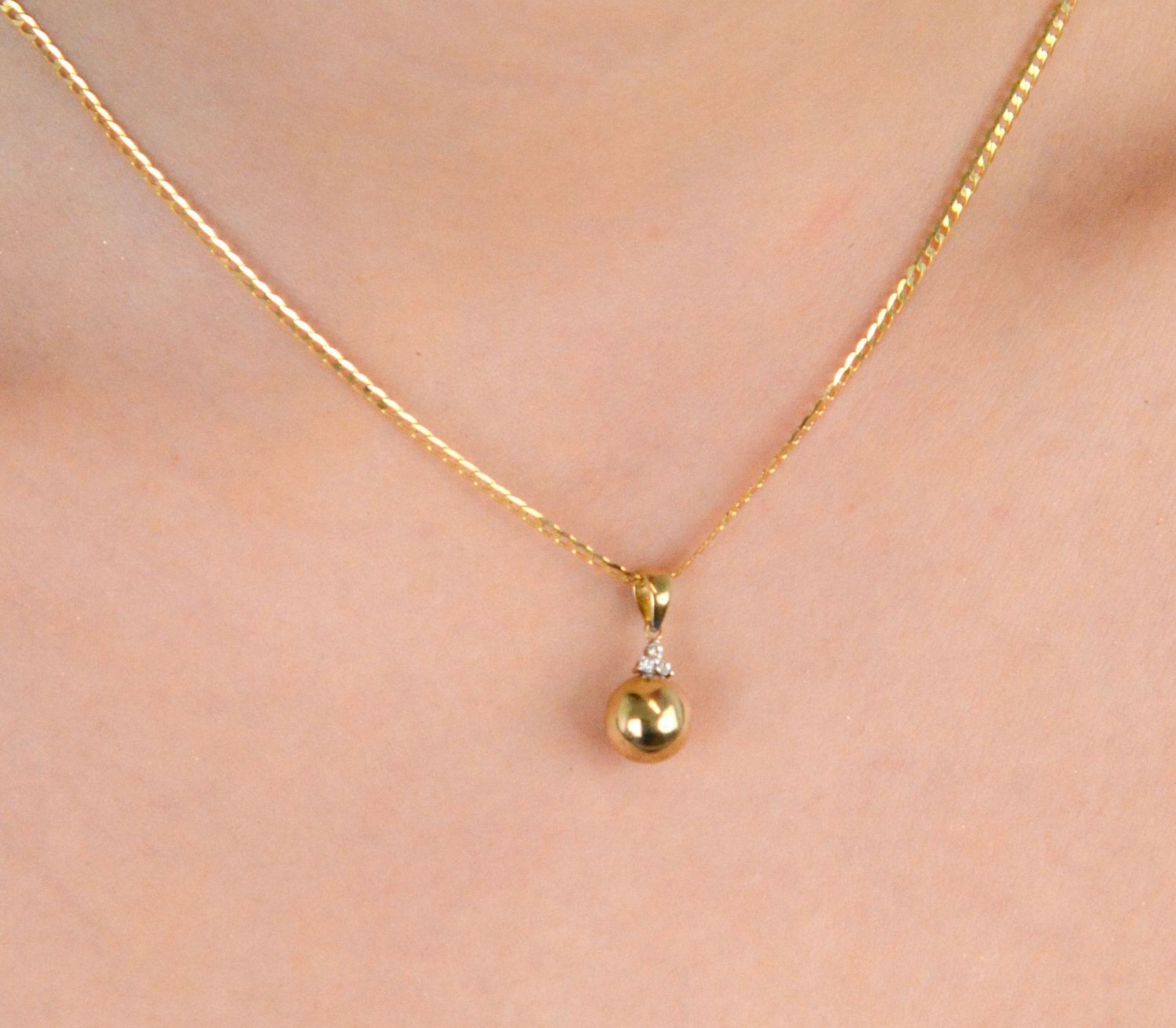 Zawieszka damska złota próba 333 kulka DIA-ZAW-12966-333 Zawieszka damska złota w kształcie kulki to subtelna i elegancka biżuteria, która zachwyca delikatnym blaskiem i klasyczną formą1.jpg