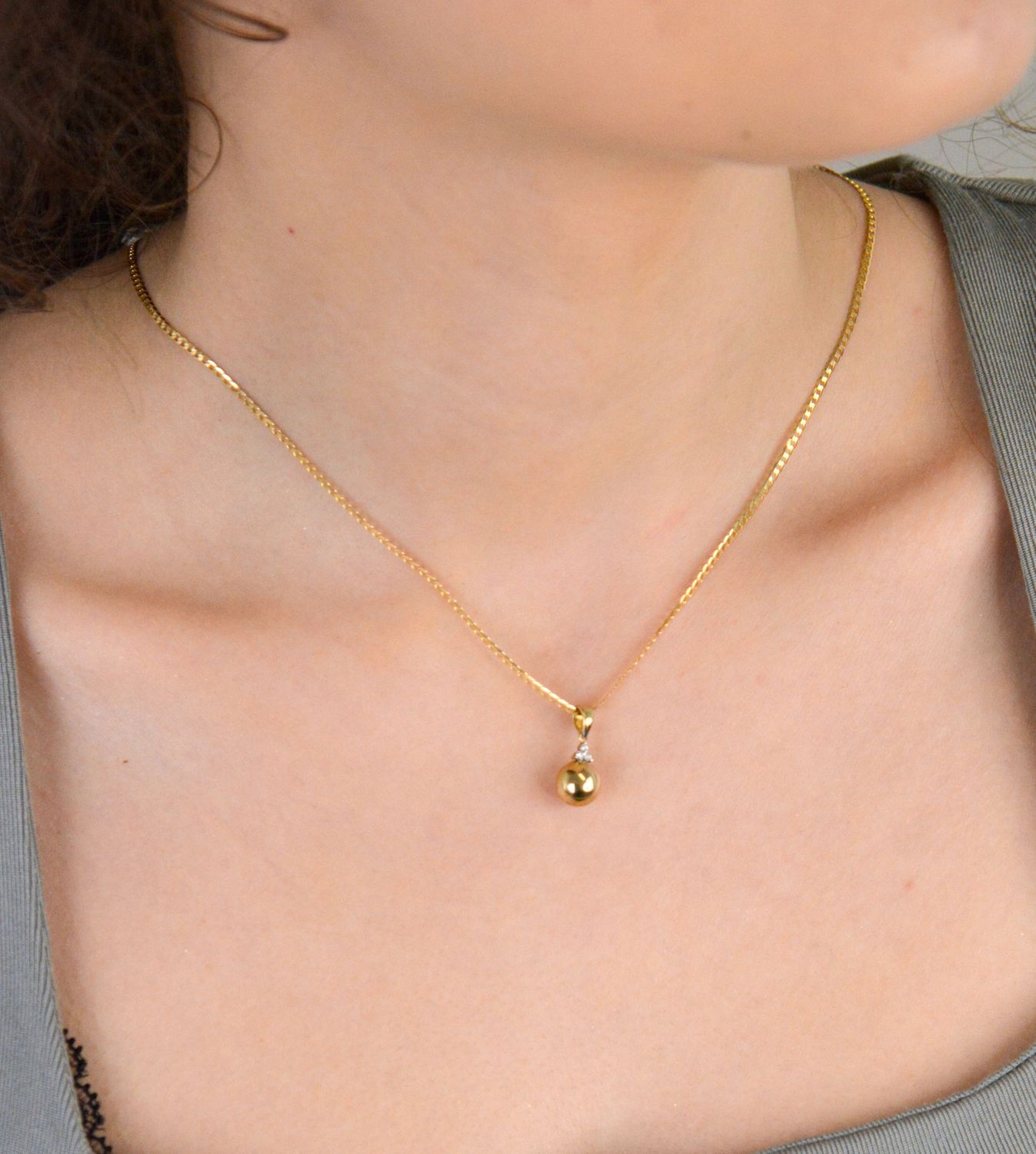 Zawieszka damska złota próba 333 kulka DIA-ZAW-12966-333 Zawieszka damska złota w kształcie kulki to subtelna i elegancka biżuteria, która zachwyca delikatnym blaskiem i klasyczną formą1.jpg