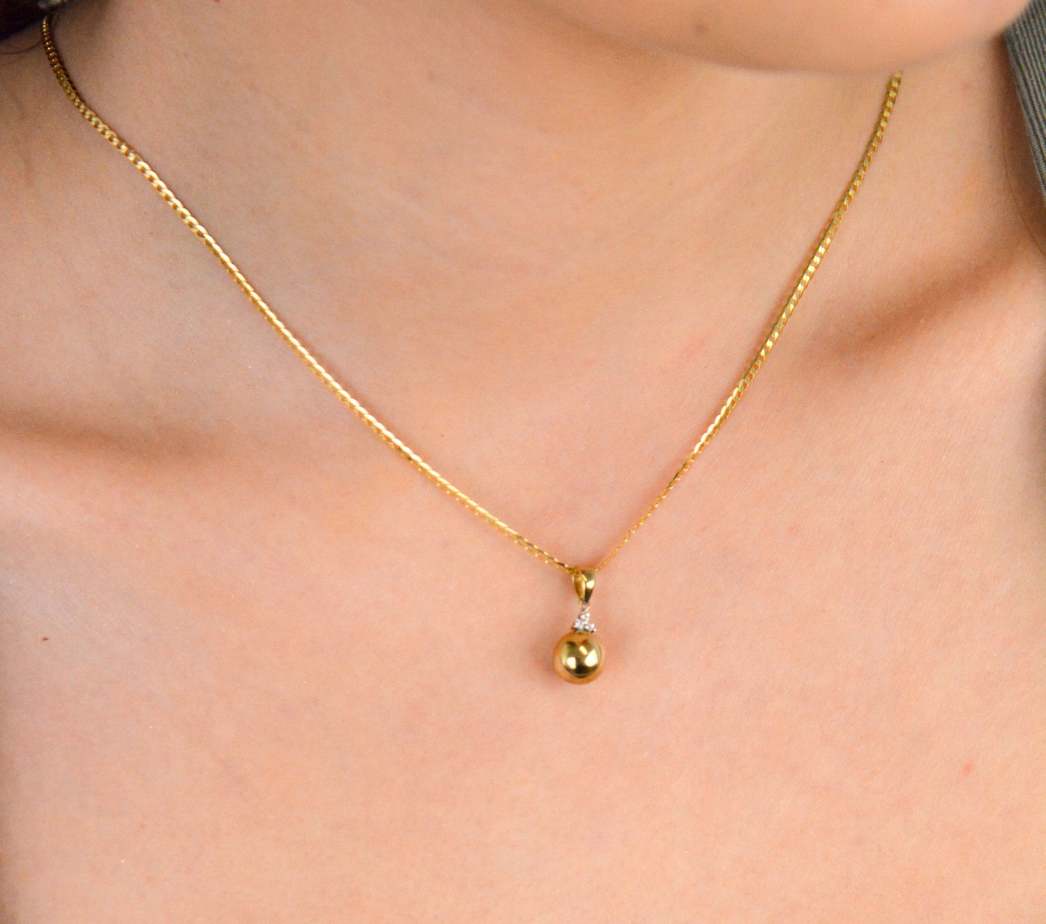 Zawieszka damska złota próba 333 kulka DIA-ZAW-12966-333 Zawieszka damska złota w kształcie kulki to subtelna i elegancka biżuteria, która zachwyca delikatnym blaskiem i klasyczną formą1.jpg