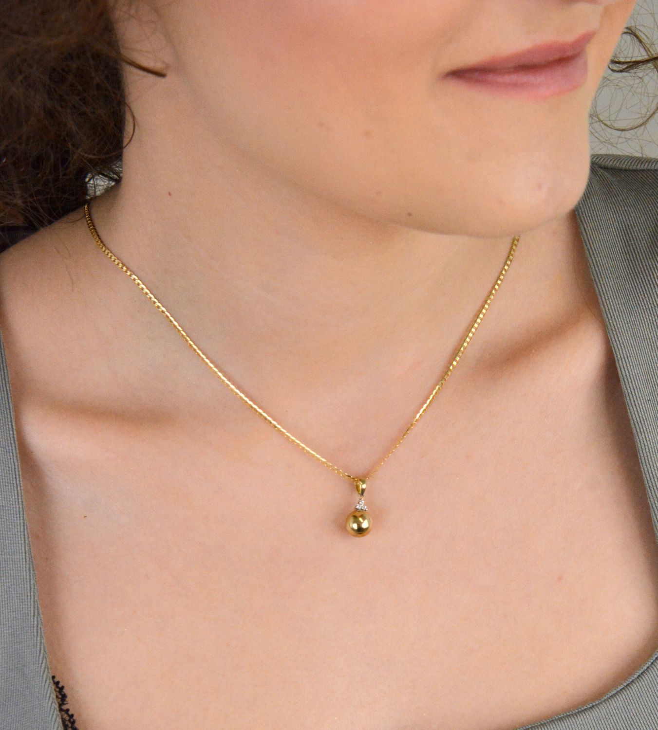 Zawieszka damska złota próba 333 kulka DIA-ZAW-12966-333 Zawieszka damska złota w kształcie kulki to subtelna i elegancka biżuteria, która zachwyca delikatnym blaskiem i klasyczną formą1.jpg