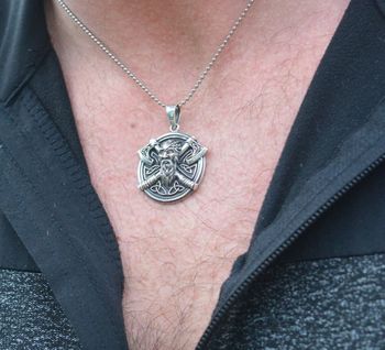 Zawieszka Wiking srebro DIA-ZAW-12985-925 – nordycki wojownik z toporami – celtycki amulet (3).JPG