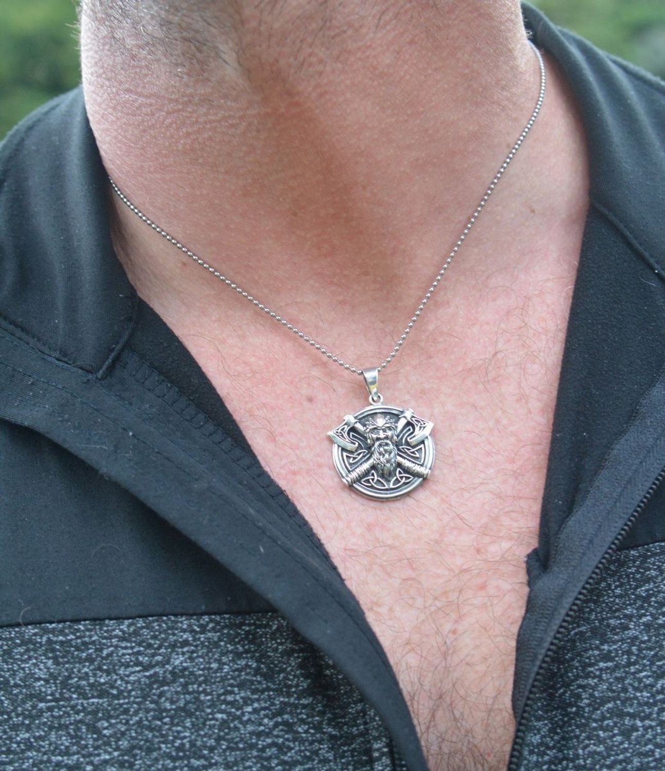 Zawieszka Wiking srebro DIA-ZAW-12985-925 – nordycki wojownik z toporami – celtycki amulet.jpg