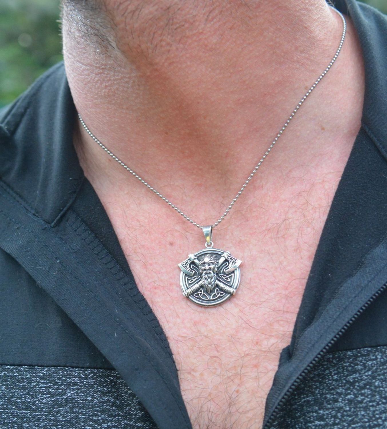 Zawieszka Wiking srebro DIA-ZAW-12985-925 – nordycki wojownik z toporami – celtycki amulet.jpg